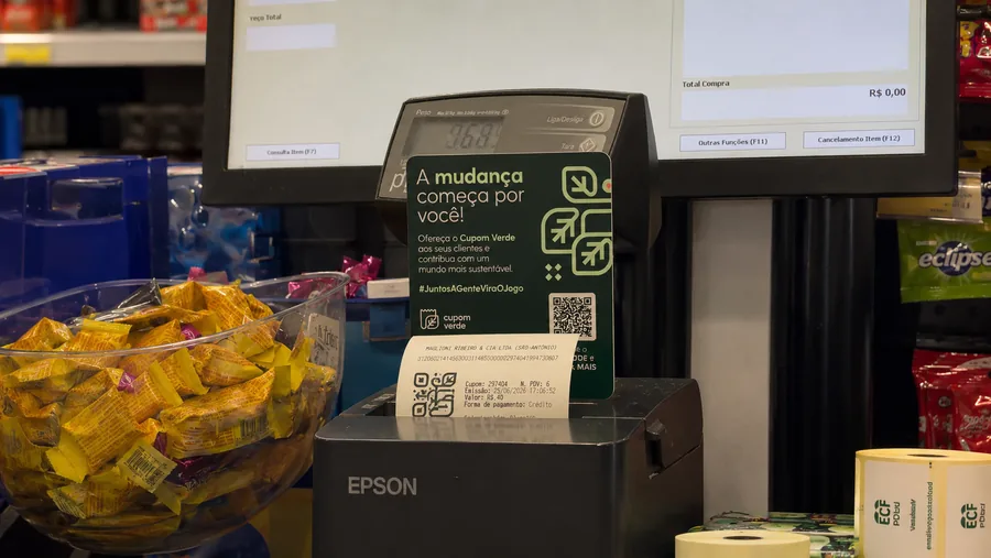 Impressora do caixa emitindo o cupom reduzido, ao lado do display do Cupom Verde