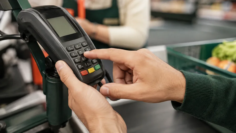 Cliente informando o CPF no caixa